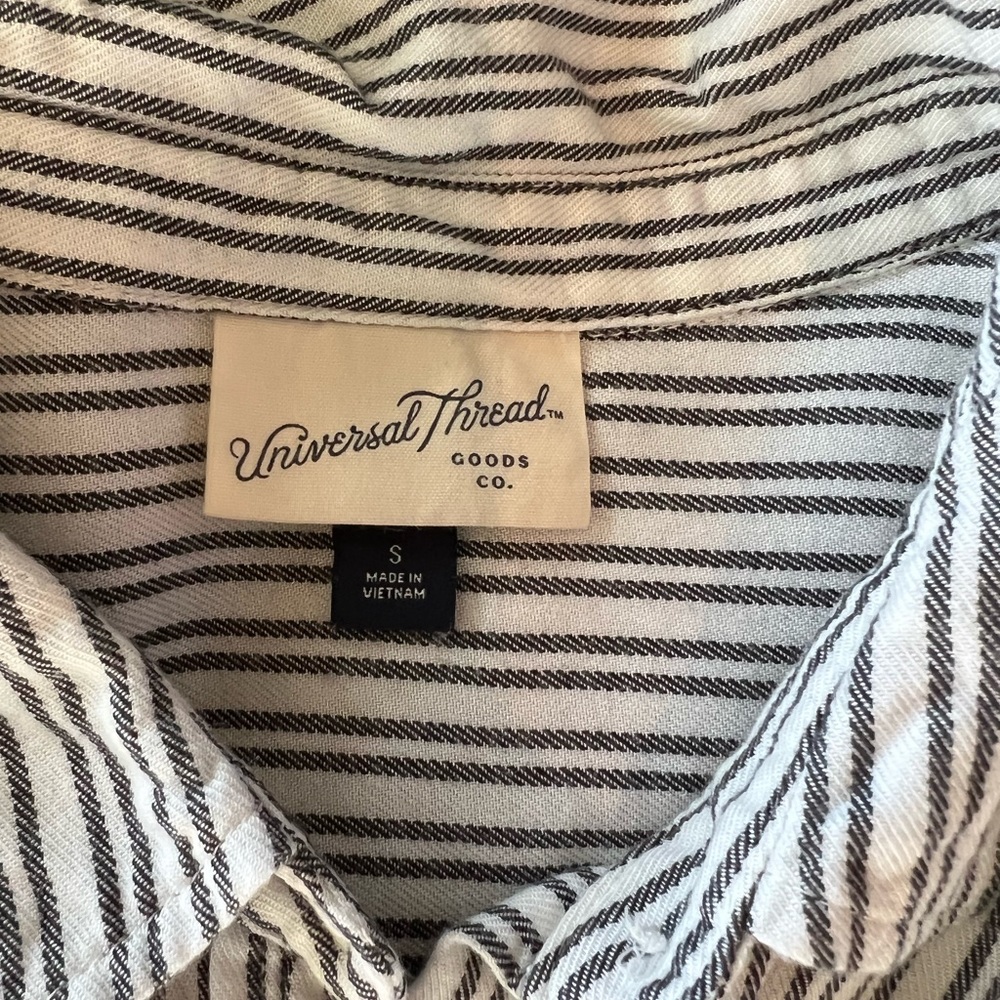 Universal Thread, cute oversized button up! Size S 👌